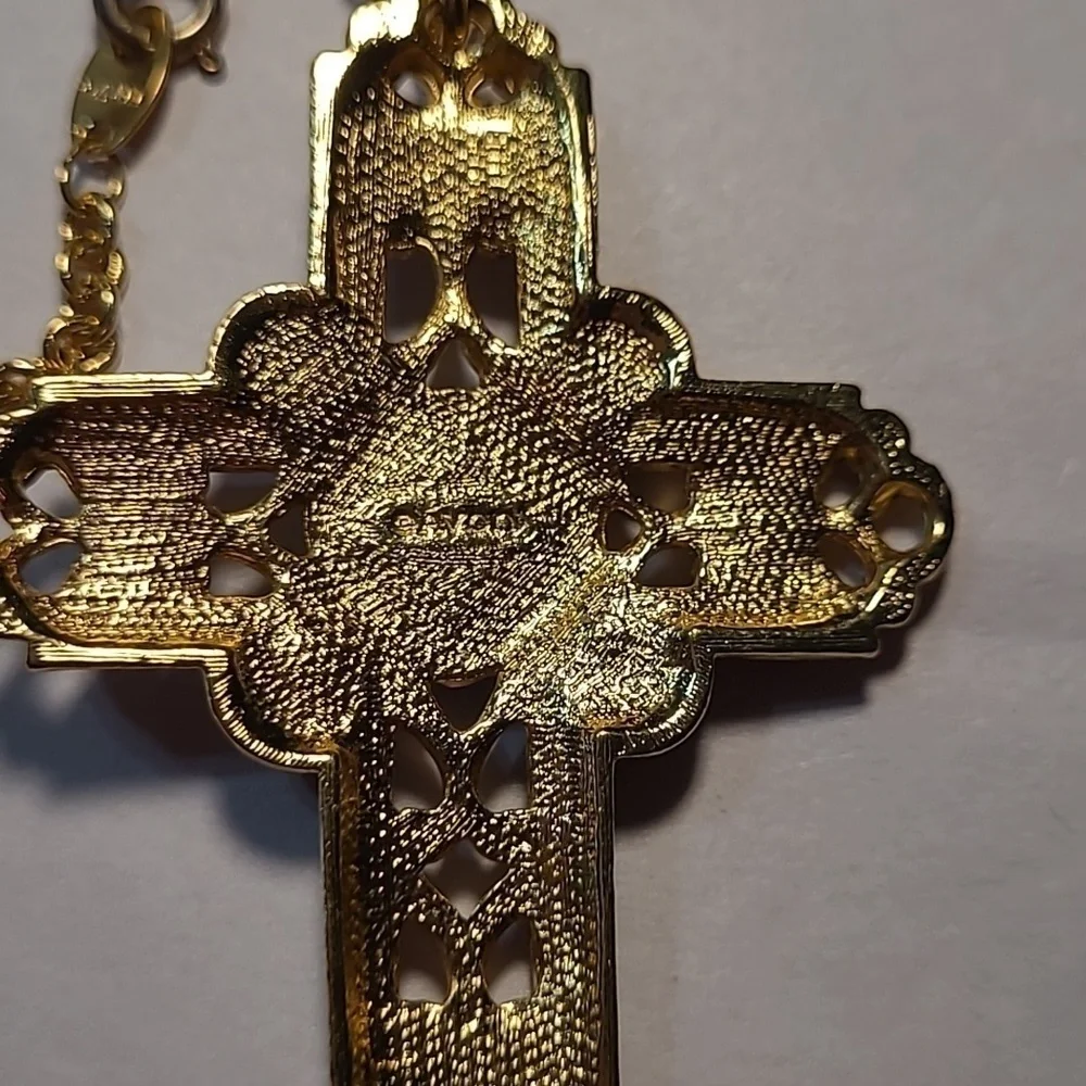 Women's Avon Cross with Chain NWOT